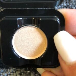 Shimmer shadow/ Highlighter